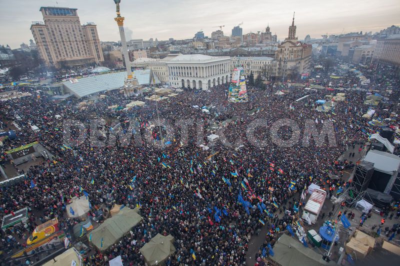 1387139842-thousands-protest-against-government-at-maidan-nezalezhnosti-in-kiev_3512137